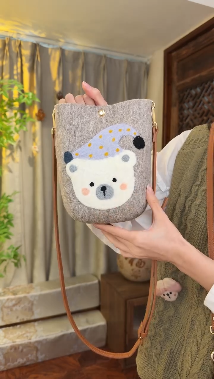 羊毛非遗羊毛毡包 手机包灰小熊