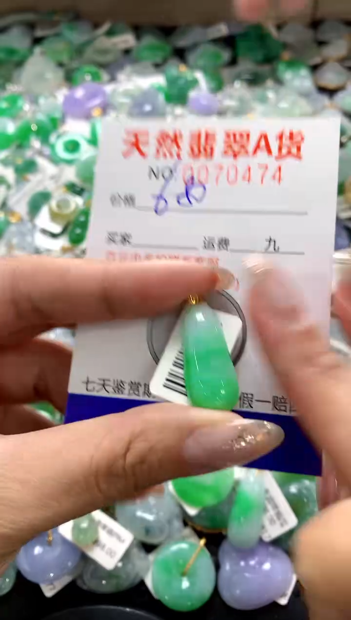 颈饰18K金镶嵌翡翠1111111111111111