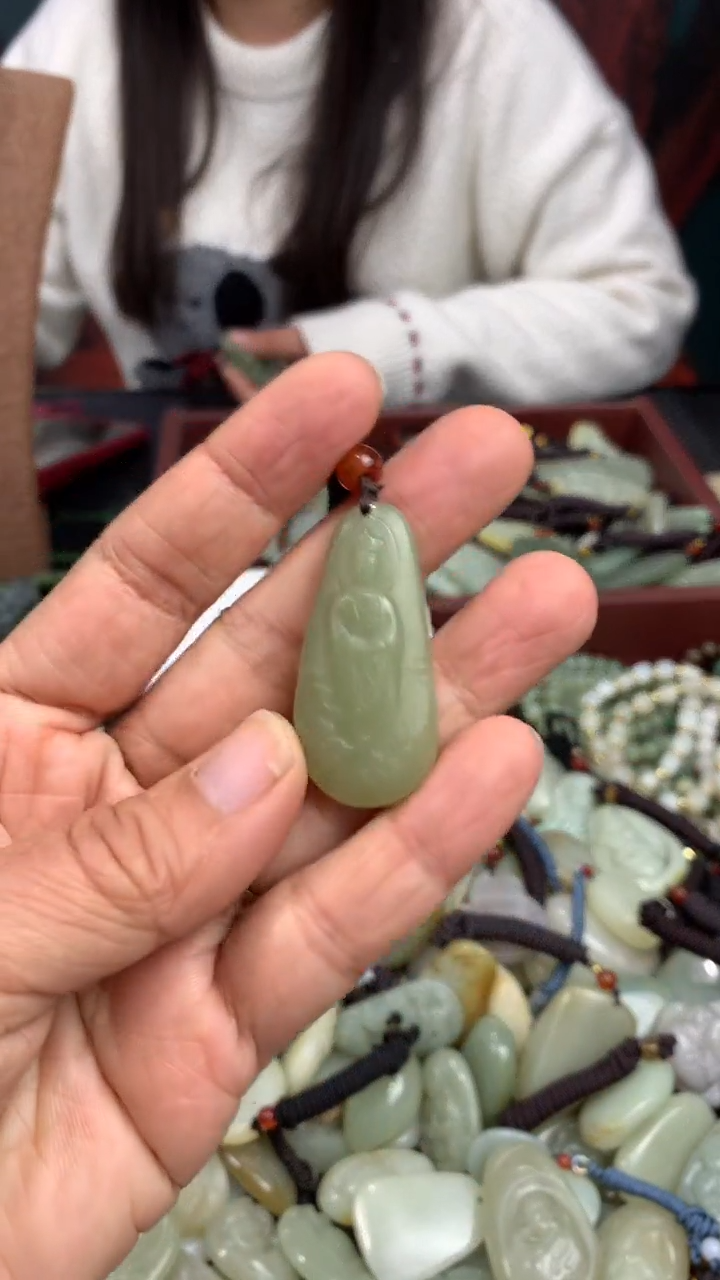 颈饰未镶嵌和田玉（多样性发一件）没有证书有瑕