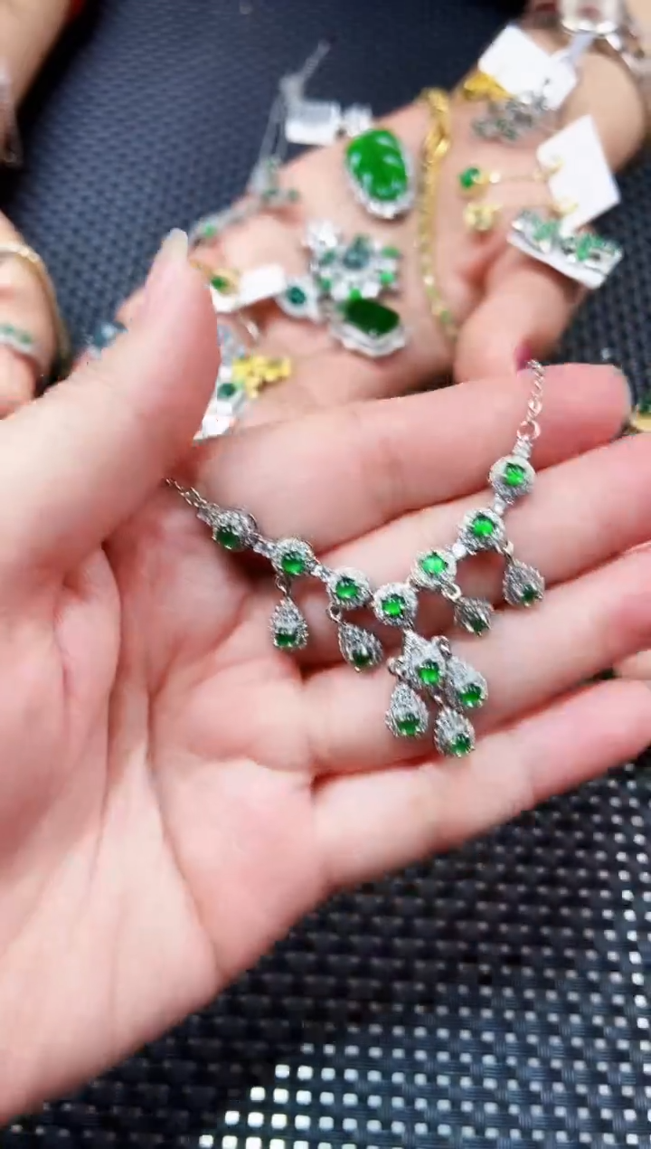 【闪购商品】翡翠颈饰未镶嵌11111111