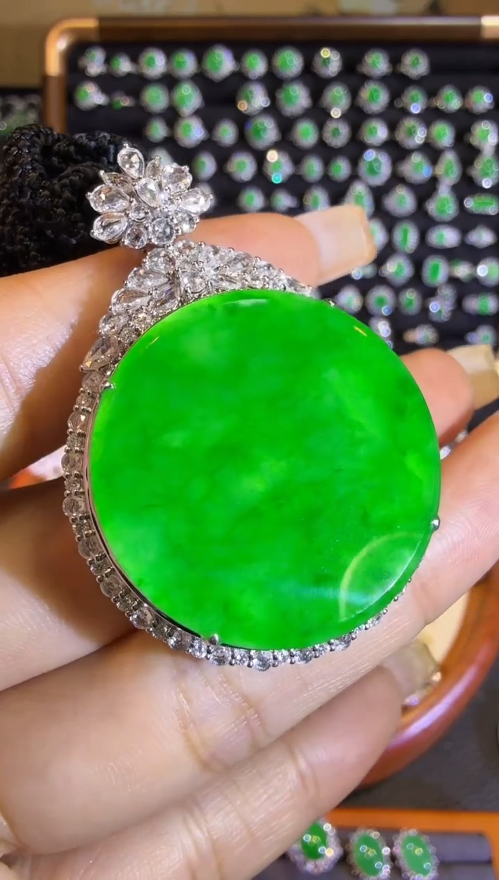 【闪购商品】翡翠颈饰18K金镶嵌高冰正阳满绿圆牌