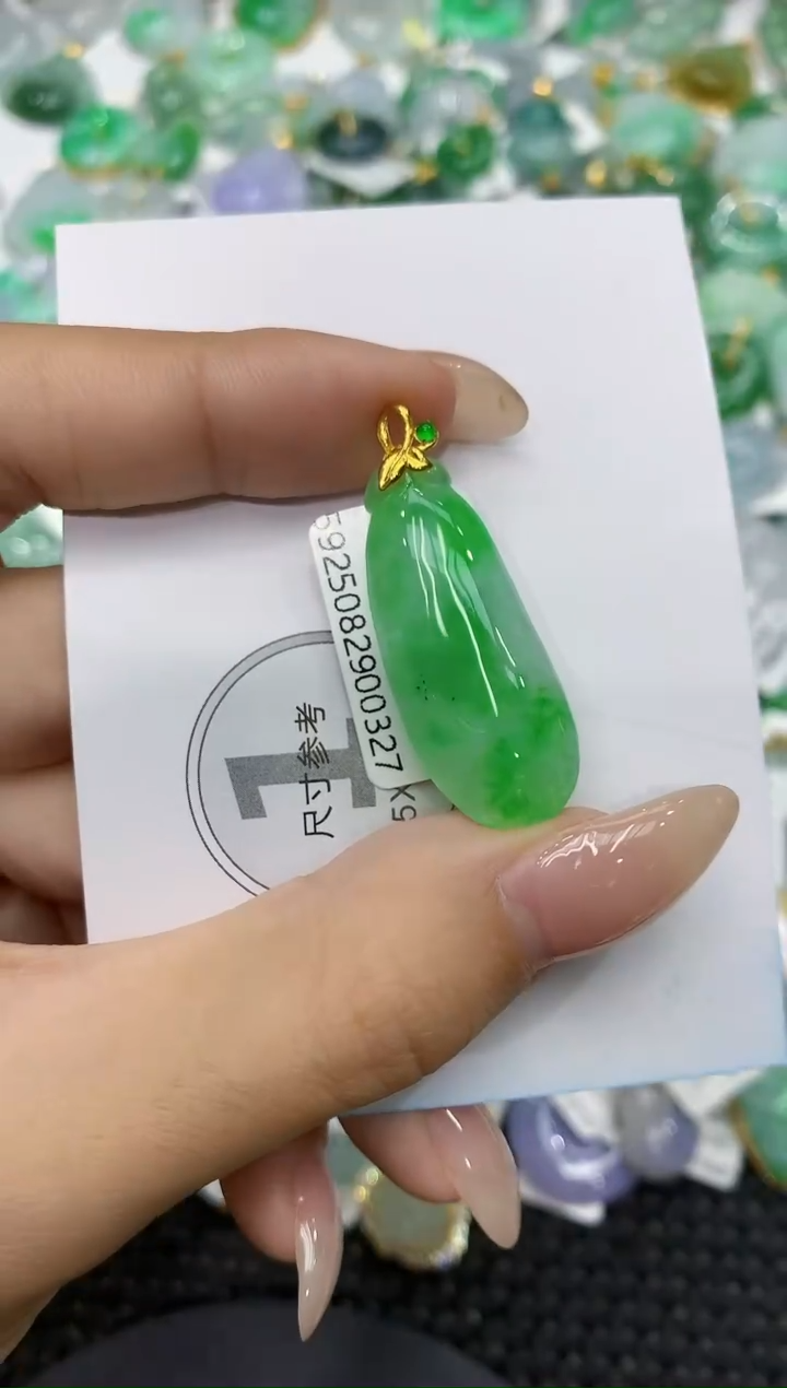 颈饰18K金镶嵌翡翠111111111111