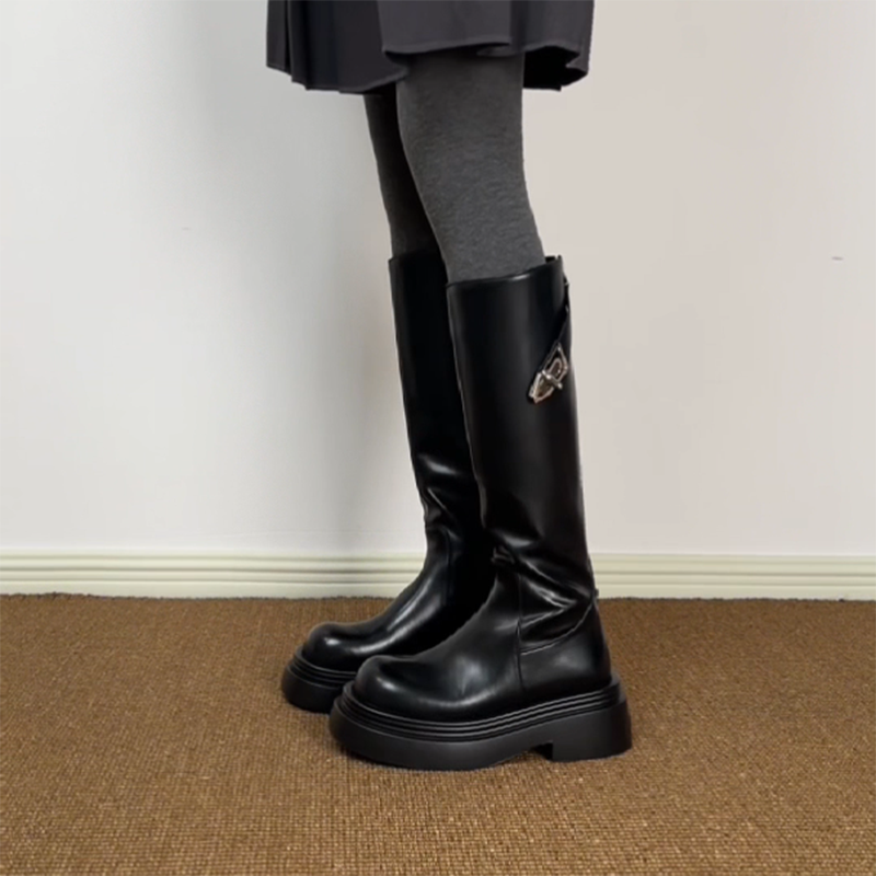 付小兮厚底骑士靴女2025新款潮流英伦风粗跟增高直筒金属装饰女靴