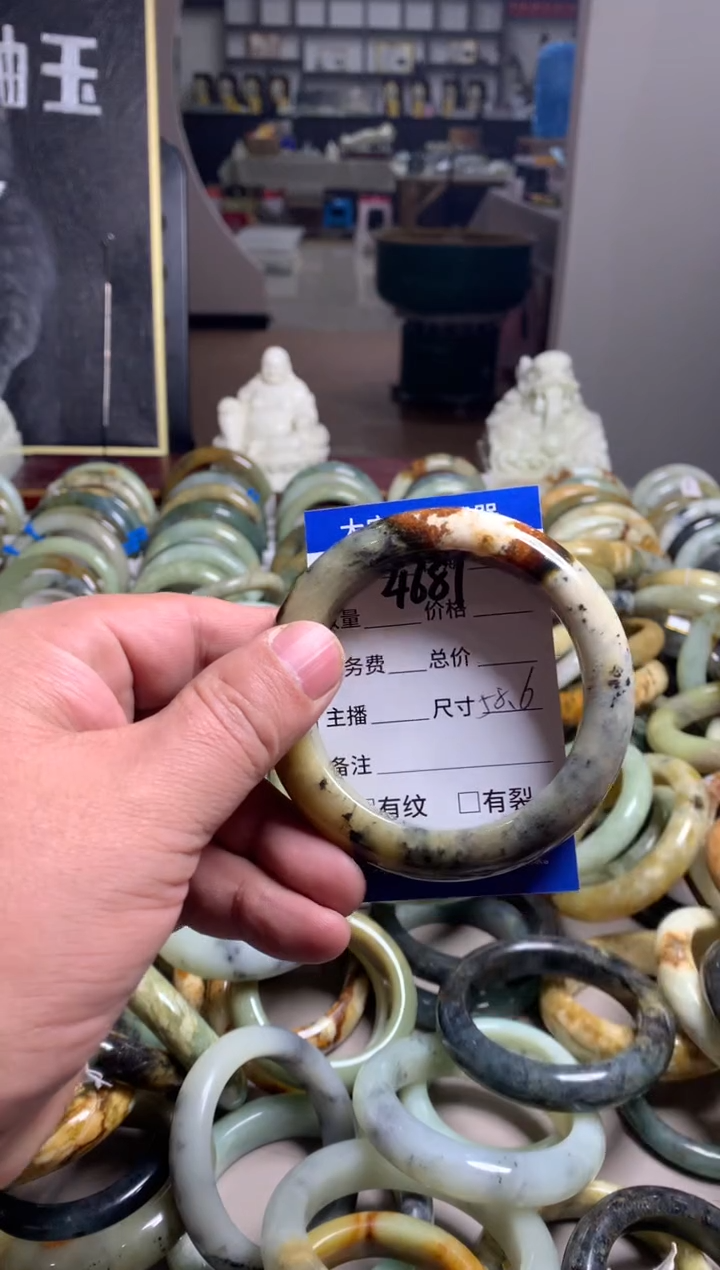 【闪购商品】蛇纹石玉手镯未镶嵌4681