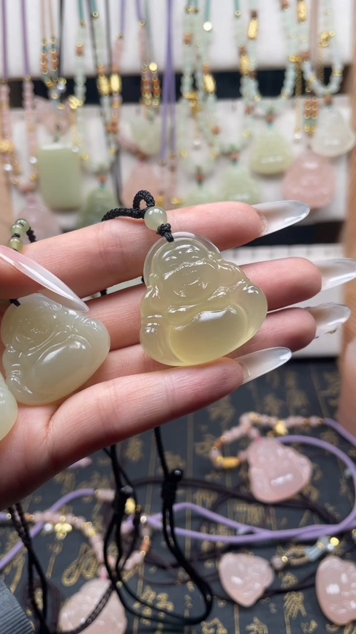 吊坠(赠链)未镶嵌石英质玉天然晴水大肚弥勒佛吊坠（手工绳冰透35