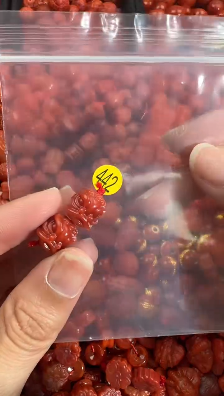 南红玛瑙未镶嵌颈饰1