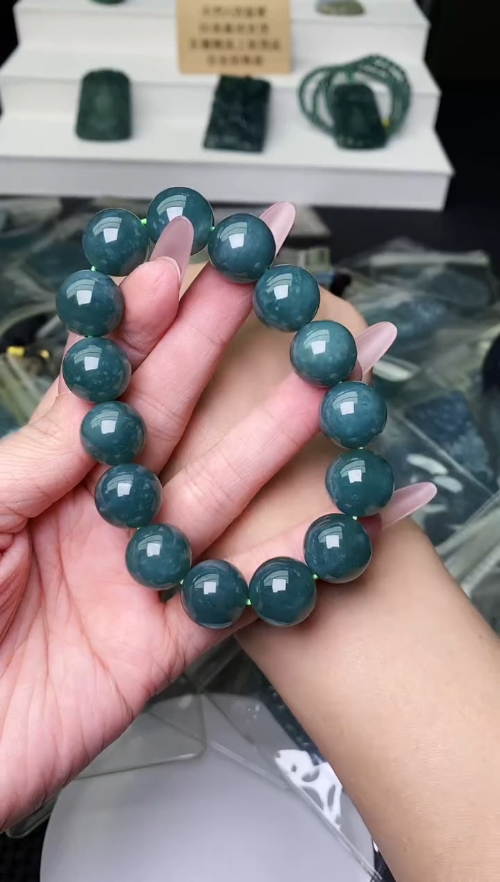 颈饰未镶嵌翡翠 