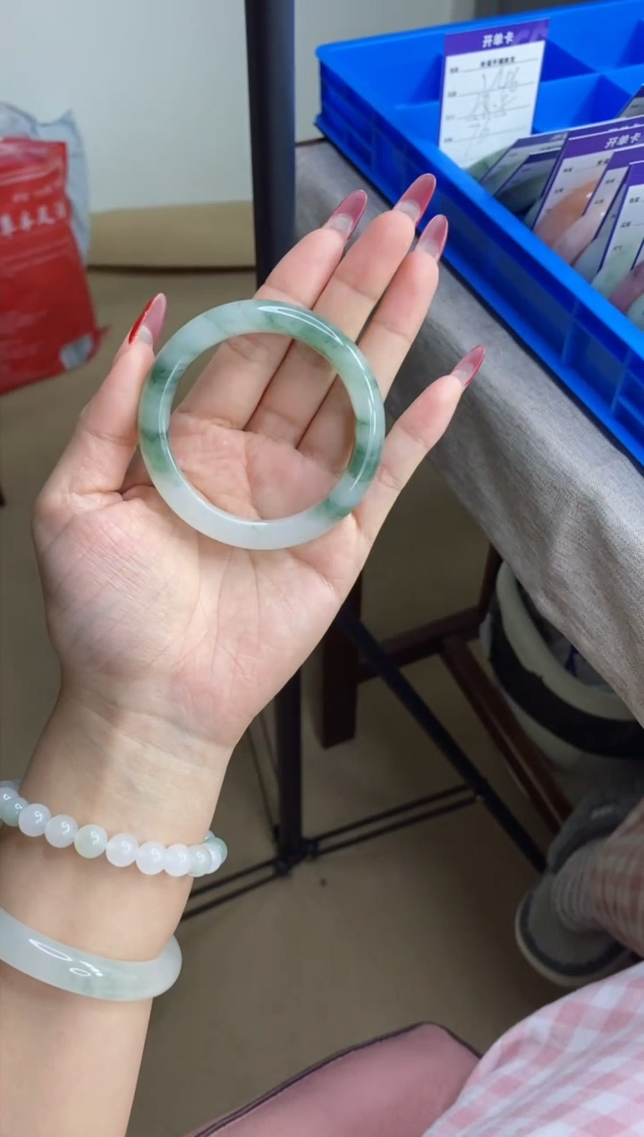 【闪购商品】石英质玉手镯未镶嵌v49