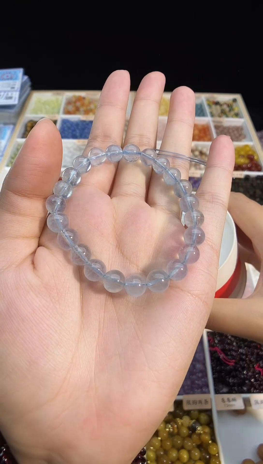 未镶嵌手串水晶8mm左右，冰冰透海蓝宝，默认微瑕