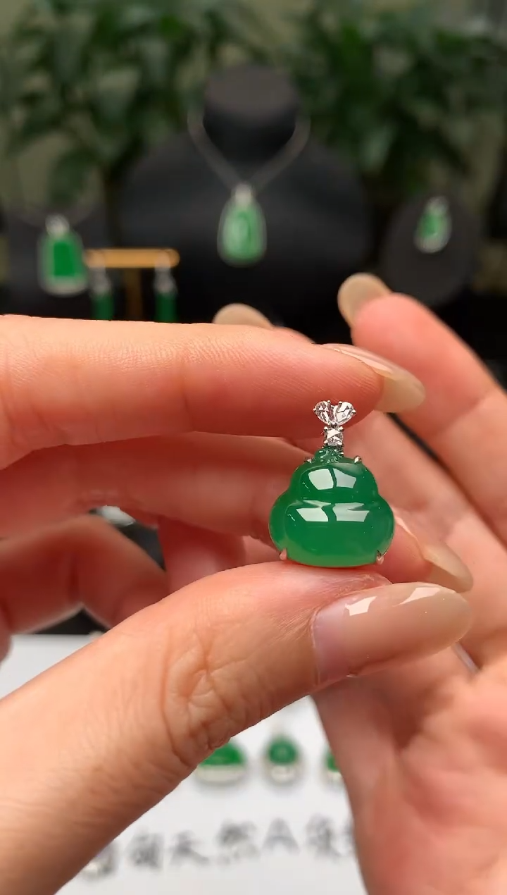 颈饰18K金镶嵌翡翠葫芦