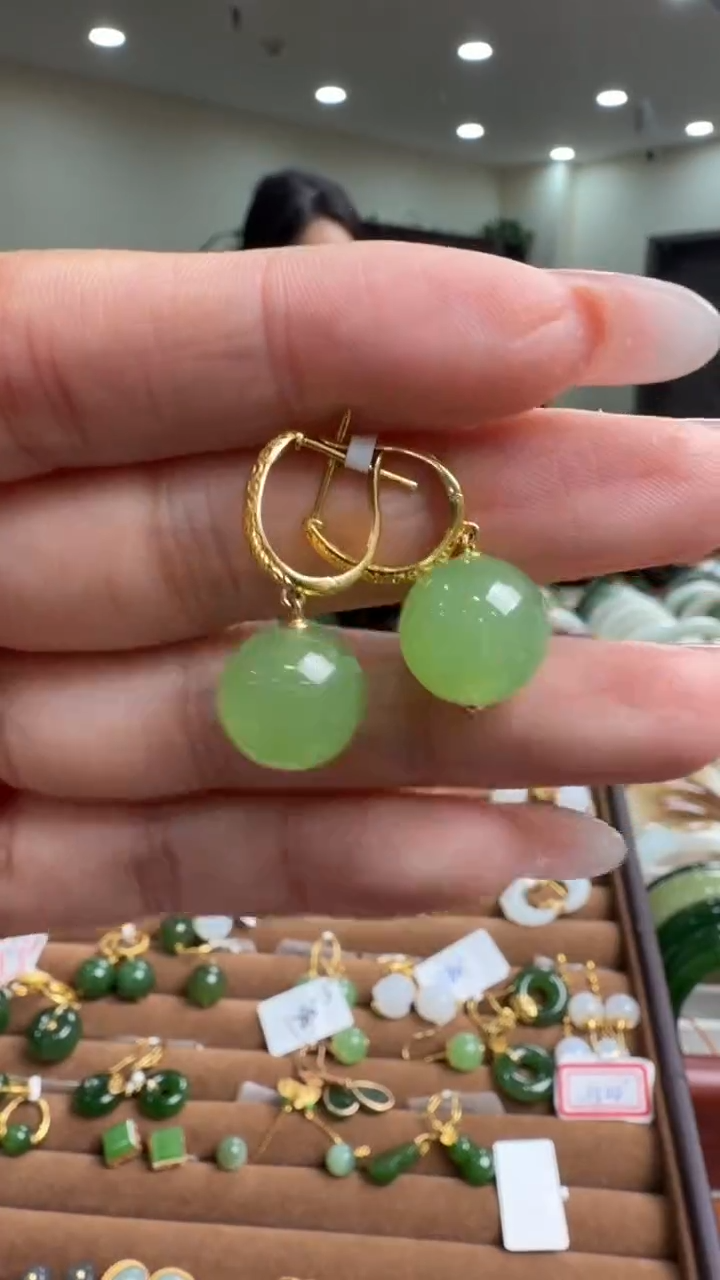 颈饰18K金镶嵌和田玉耳饰一对