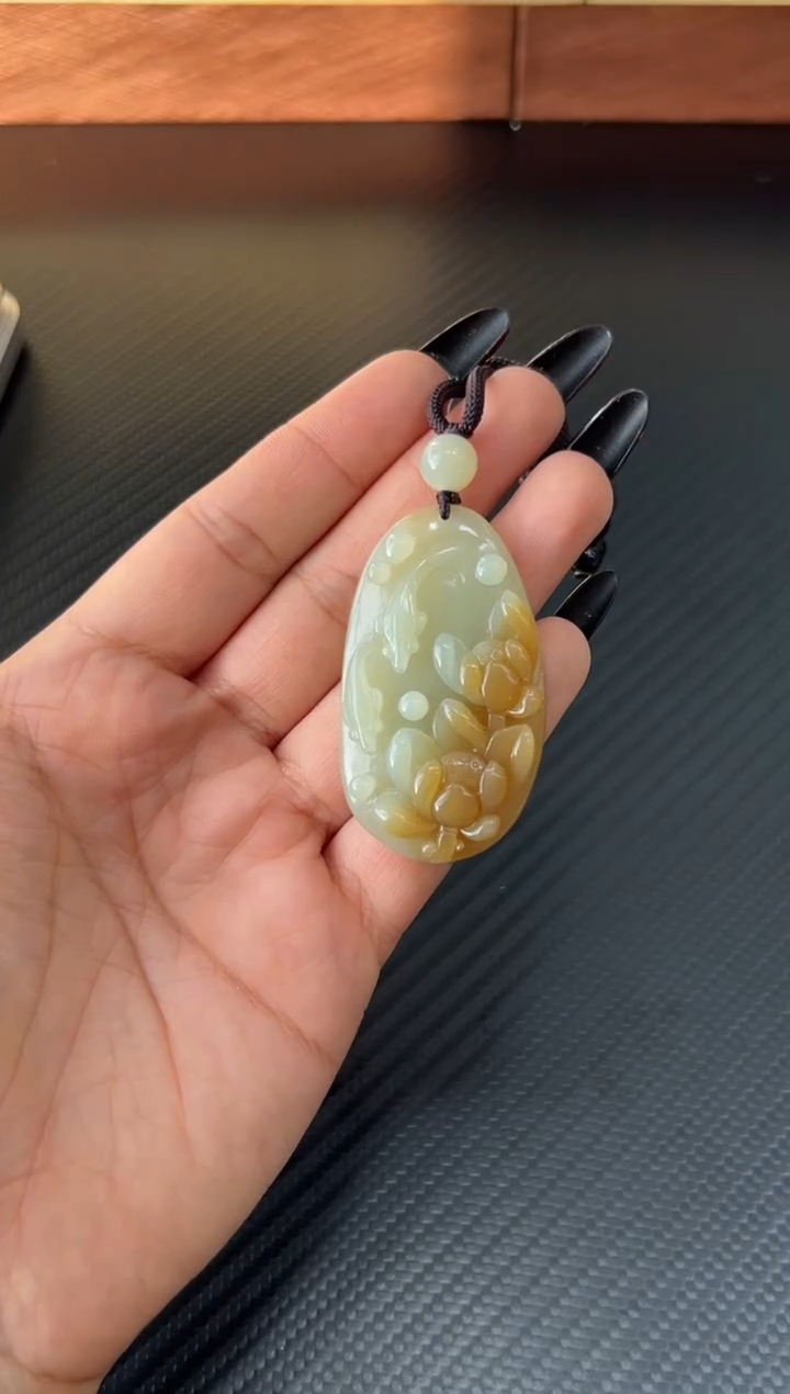 吊坠(赠链)未镶嵌和田玉若羌微色差