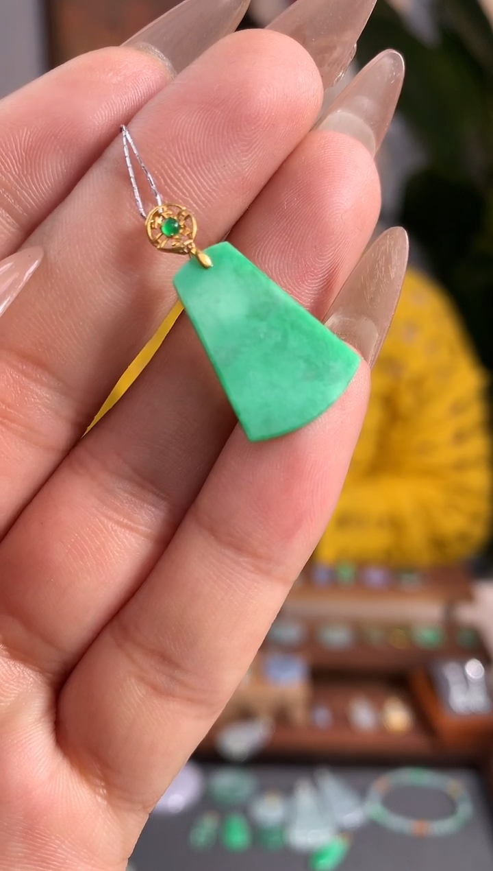 【闪购商品】翡翠吊坠(不含链)18K金镶嵌无事牌