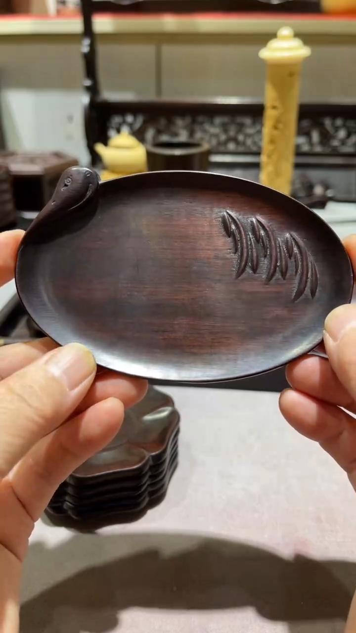 红酸枝木类精品木雕精工细作