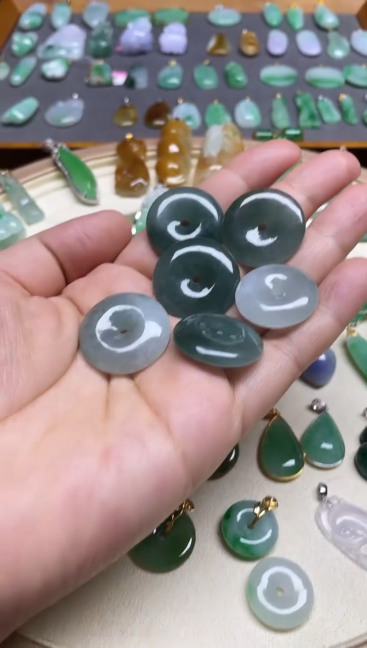 【闪购商品】翡翠颈饰未镶嵌油青平安扣多样性发其一