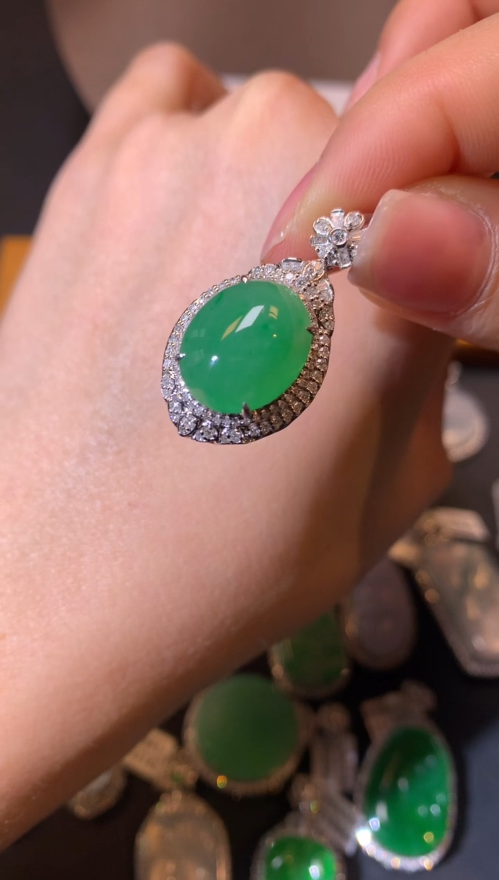 【闪购商品】翡翠颈饰18K金镶嵌吊坠