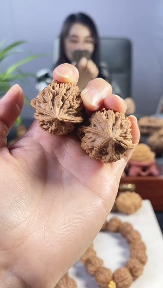 把件文玩核桃33号鹰嘴鸡心核桃