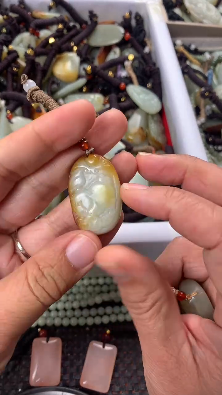【闪购商品】和田玉颈饰未镶嵌多样性发货没有证书，拍一发一.有瑕
