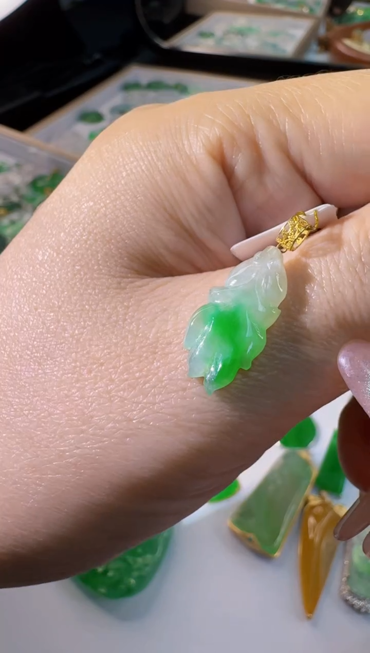 【闪购商品】翡翠颈饰18K金镶嵌缅甸翡翠A货吊坠