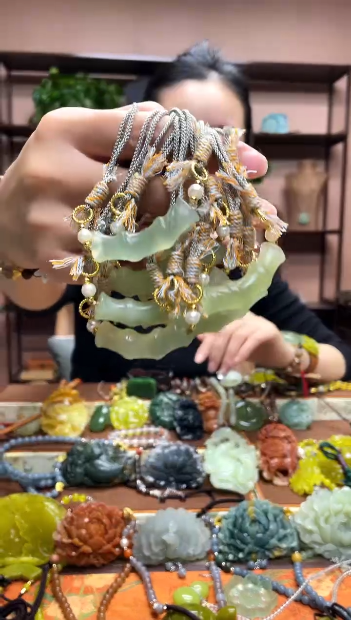 未镶嵌岫玉吊坠多样性发货发其中之一