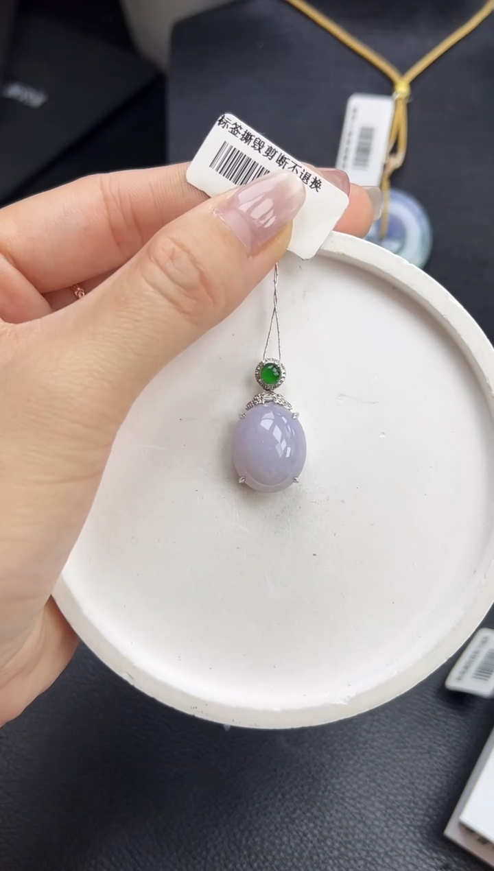 【闪购商品】翡翠颈饰18K金镶嵌鸽子蛋吊坠