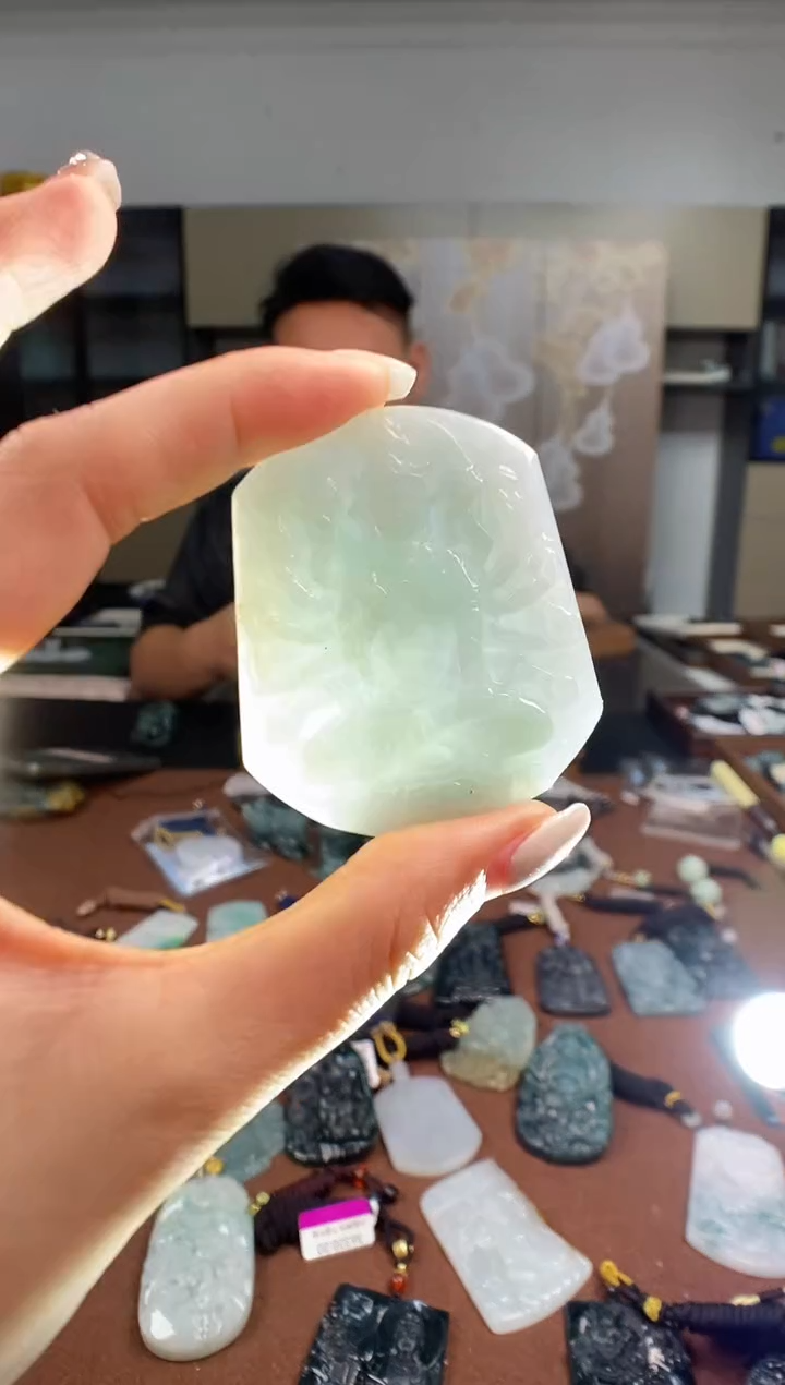 颈饰未镶嵌翡翠  多样性发其一