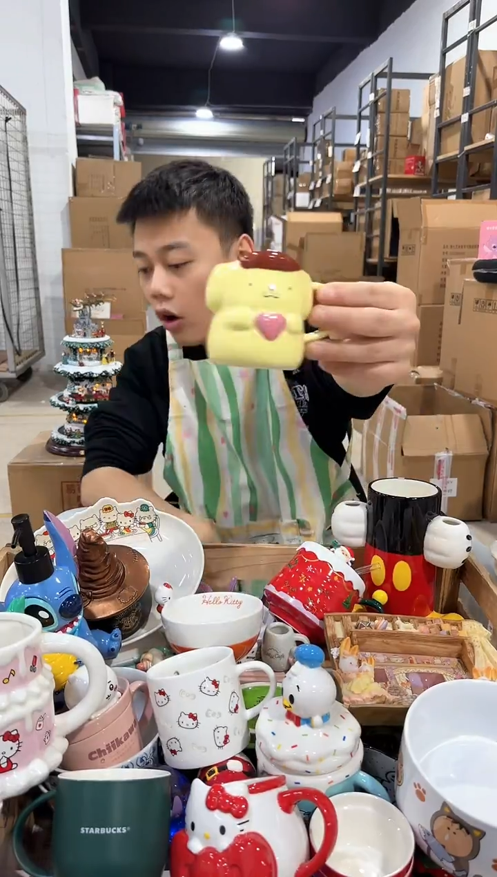 瓷片布丁狗抱爱心一口杯 