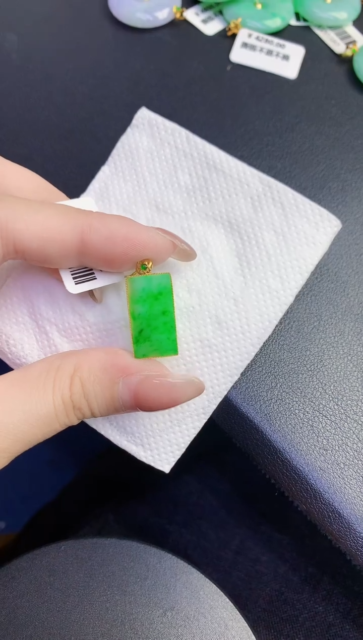 颈饰18K金镶嵌翡翠缅甸天然翡翠A货