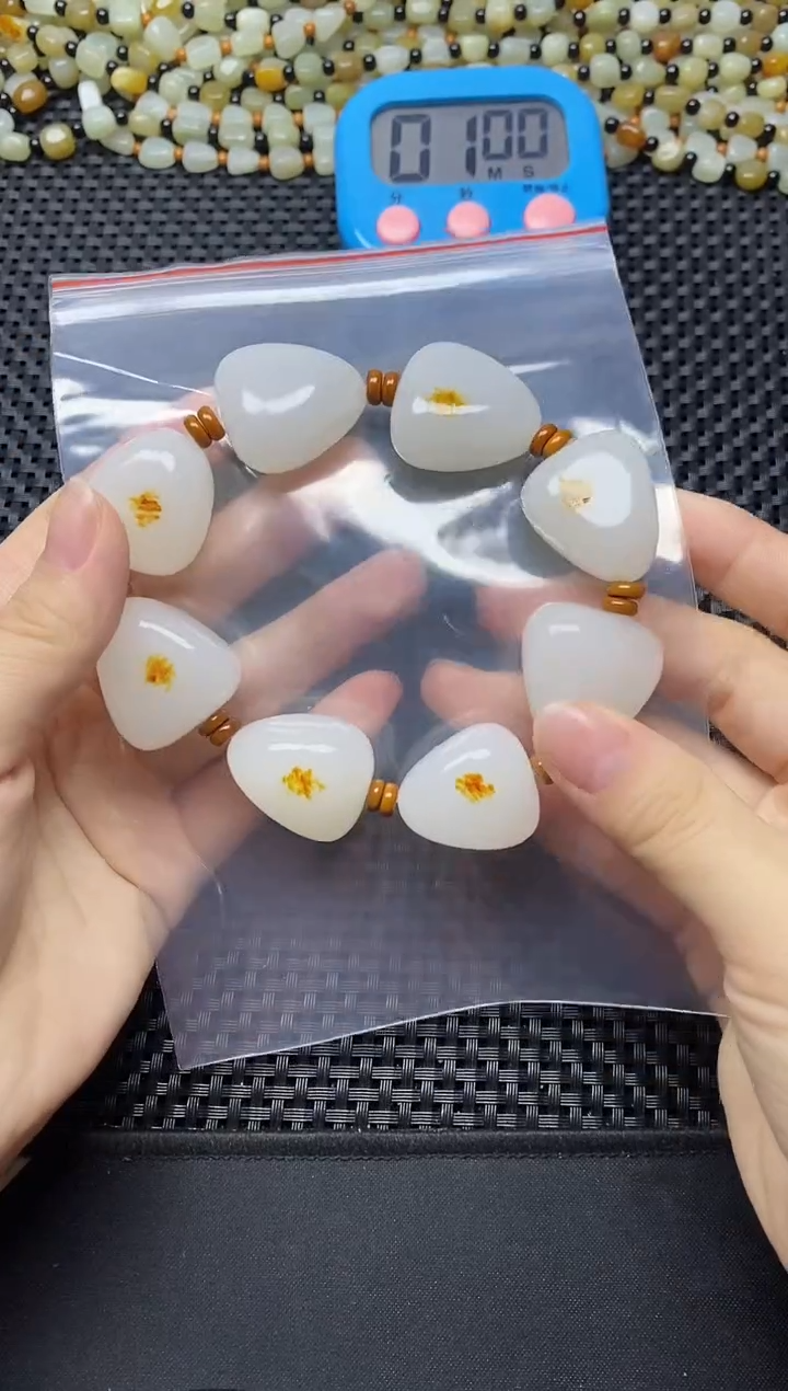 未镶嵌手链和田玉一**雨手串