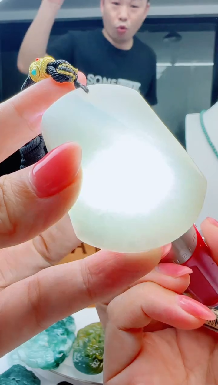 翡翠未镶嵌颈饰多样性发货其中一件