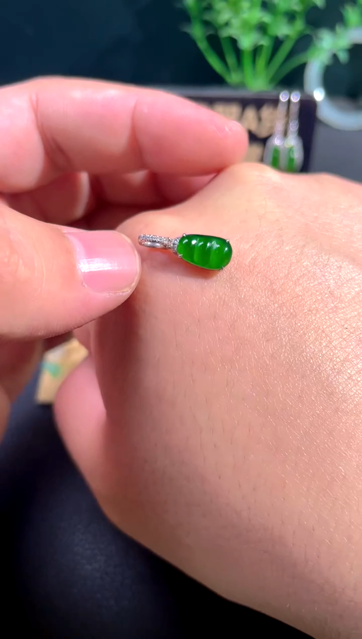 颈饰18K金镶嵌翡翠翡翠