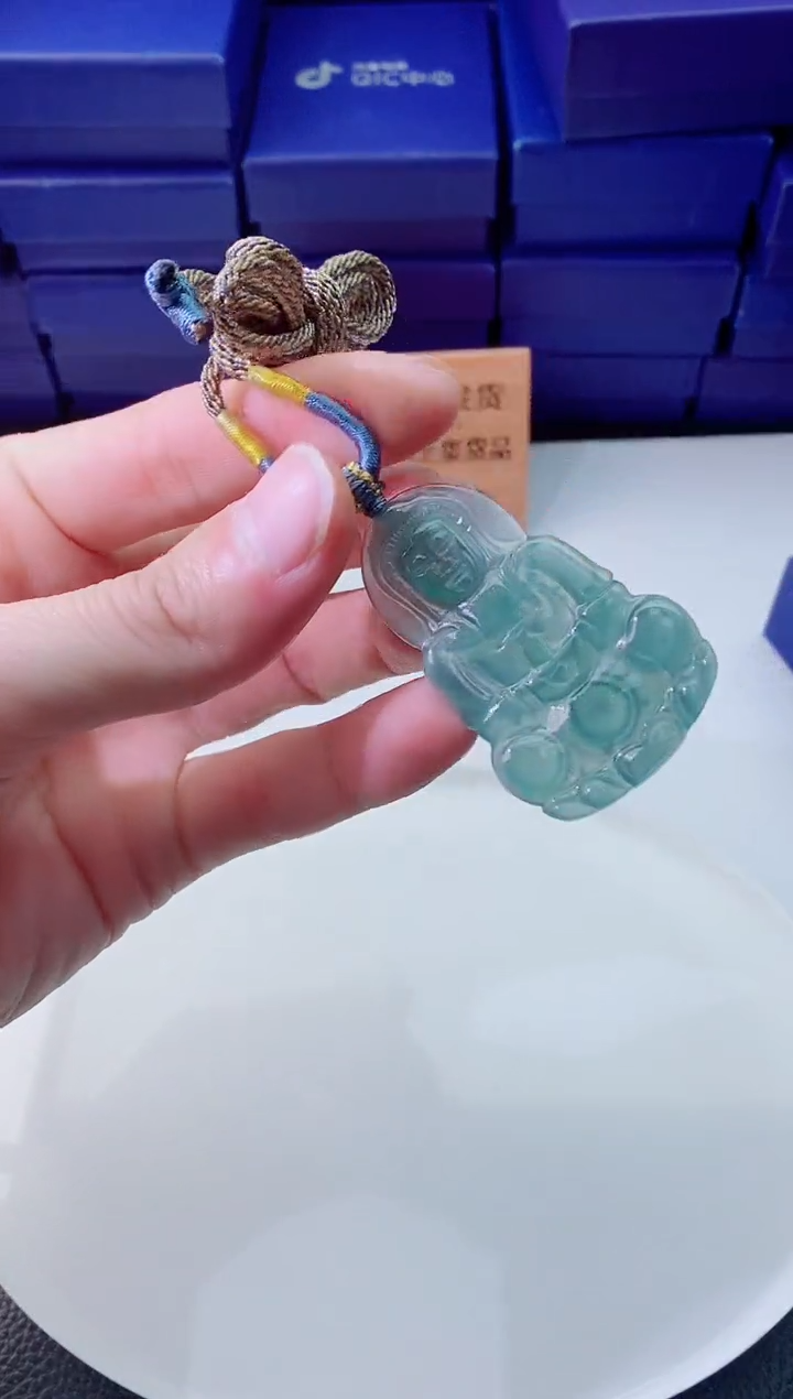 翡翠未镶嵌颈饰         