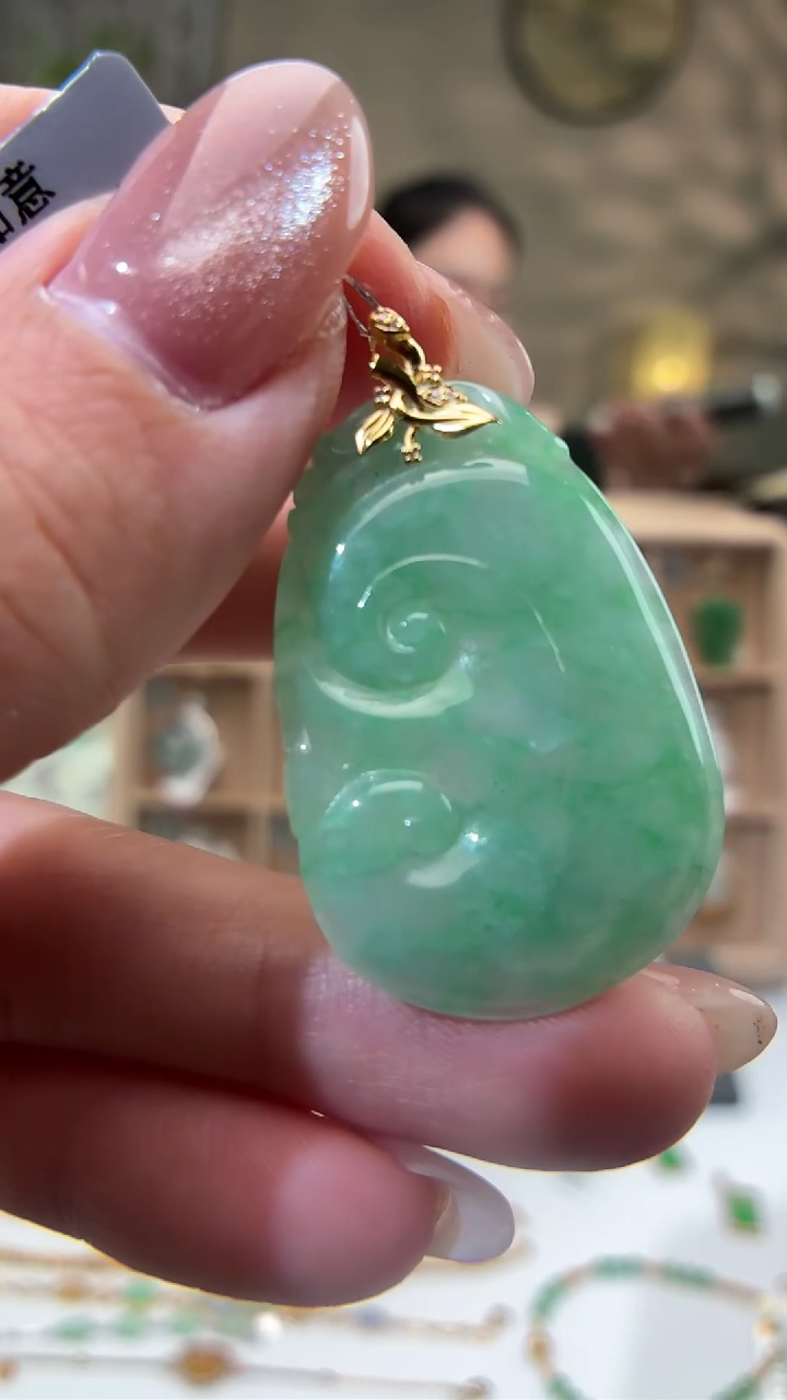 颈饰18K金镶嵌翡翠如意 