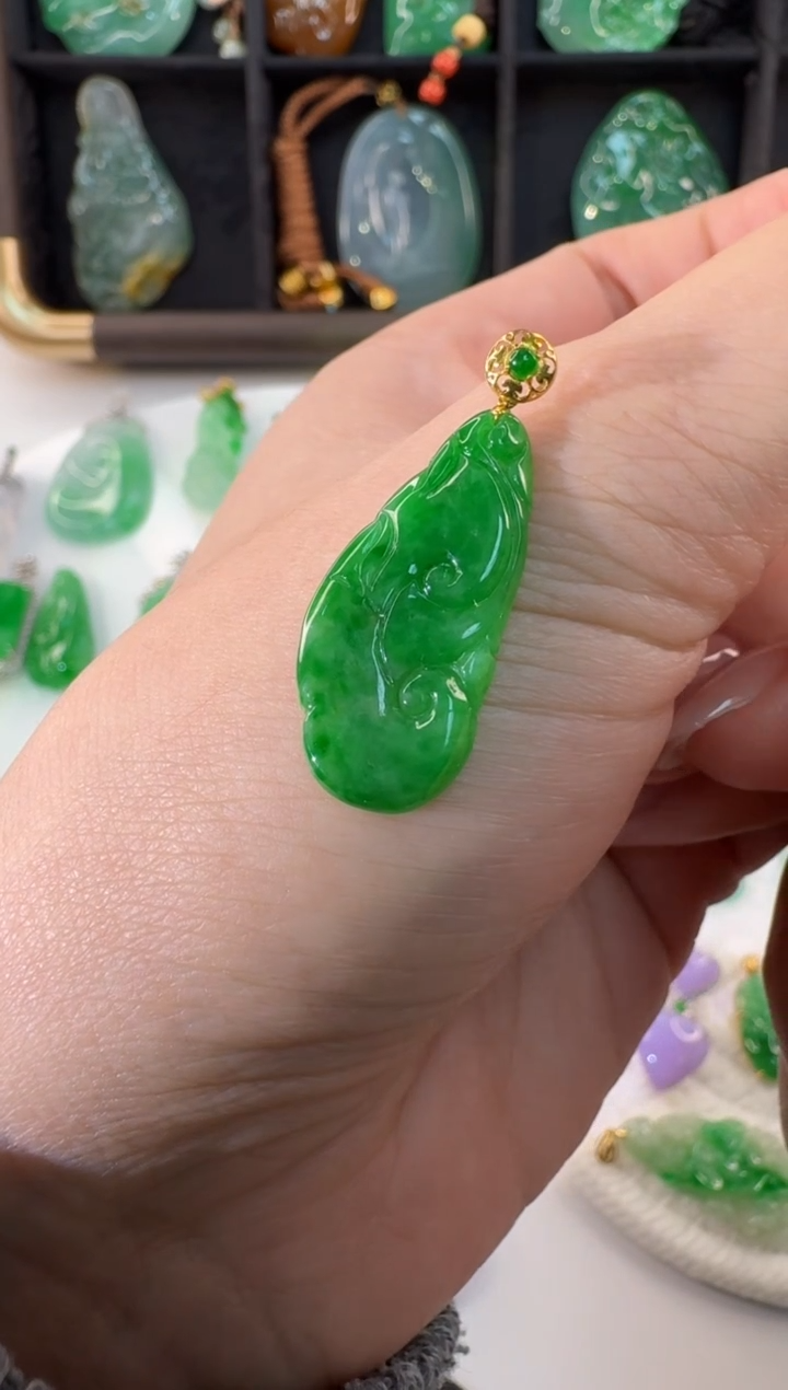 颈饰18K金镶嵌翡翠缅甸A货翡翠