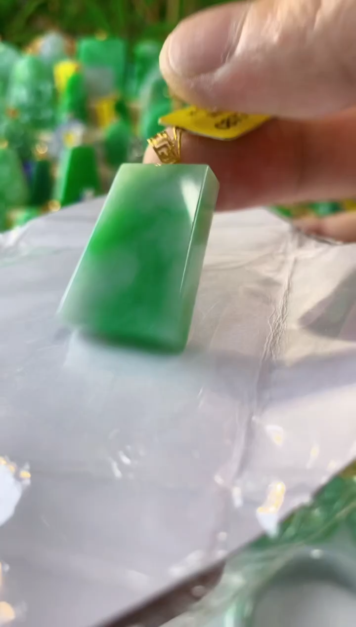 翡翠18K金镶嵌吊坠(不含链)缅甸翡翠挂件