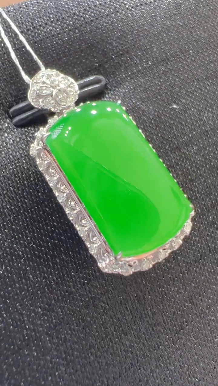 【闪购商品】翡翠吊坠(不含链)18K金镶嵌              