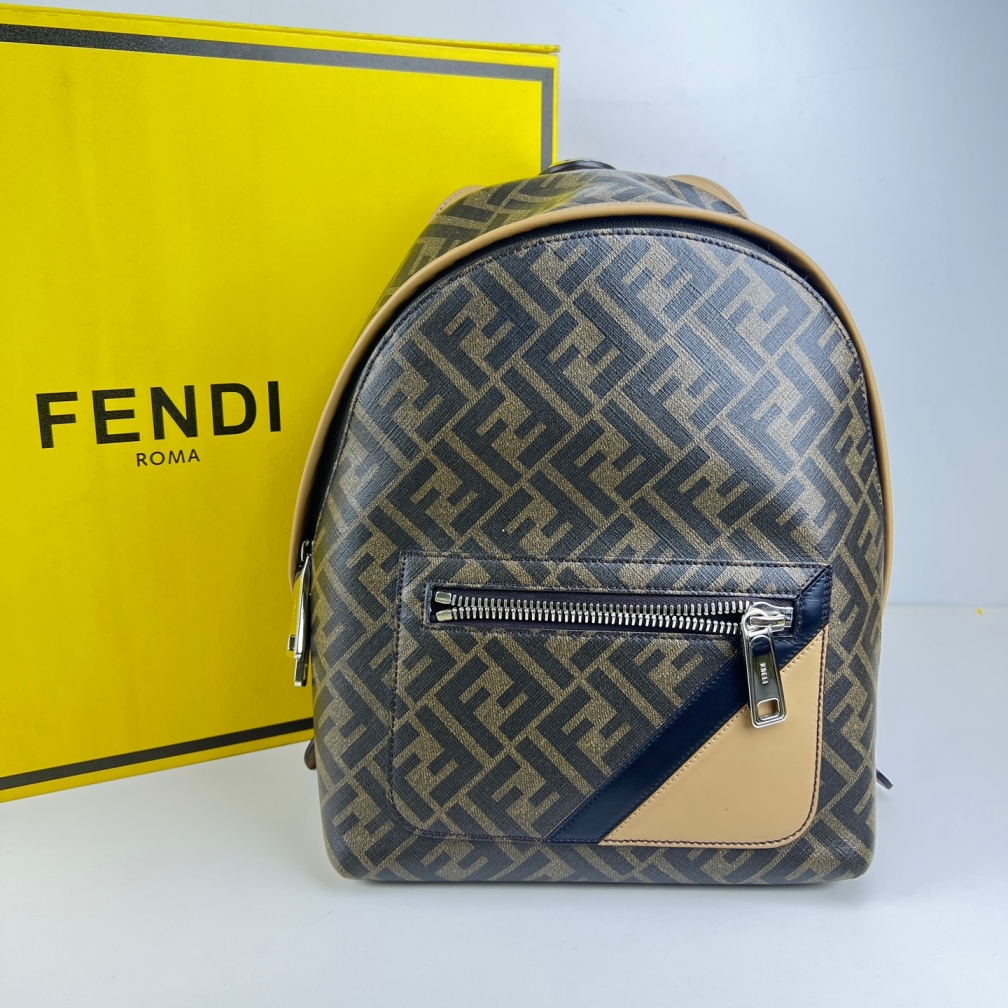 99新 FENDI/芬迪 【十六专属】老花chiodo双肩包/CX