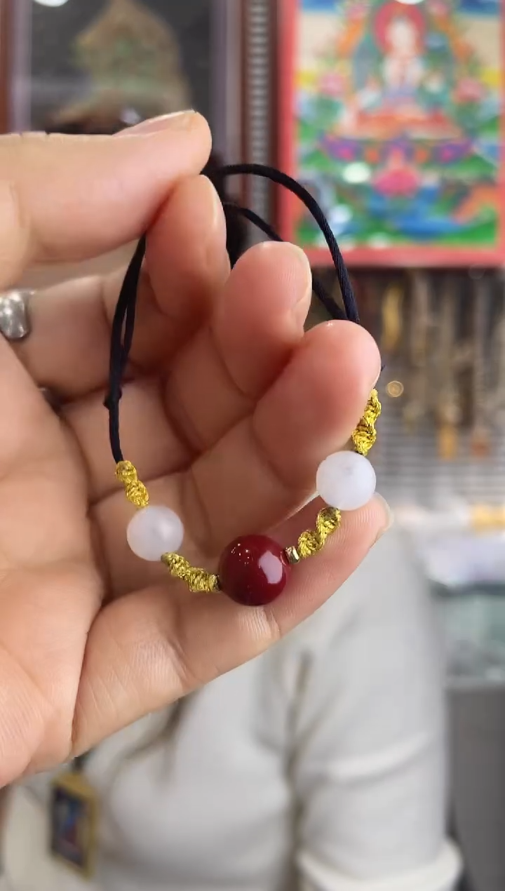 吊坠为**娜手工编织手绳