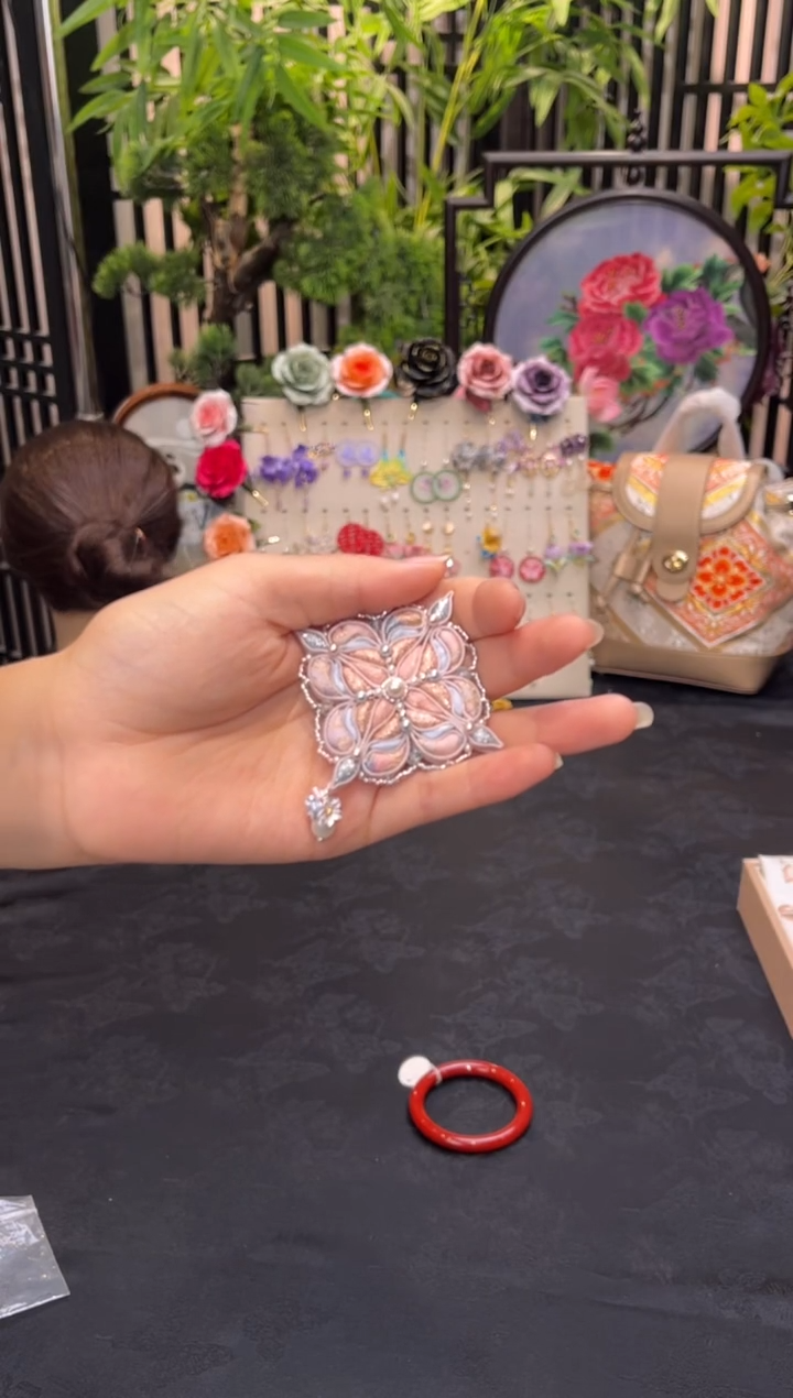 织绣牧**笛非遗苏绣手工饰品