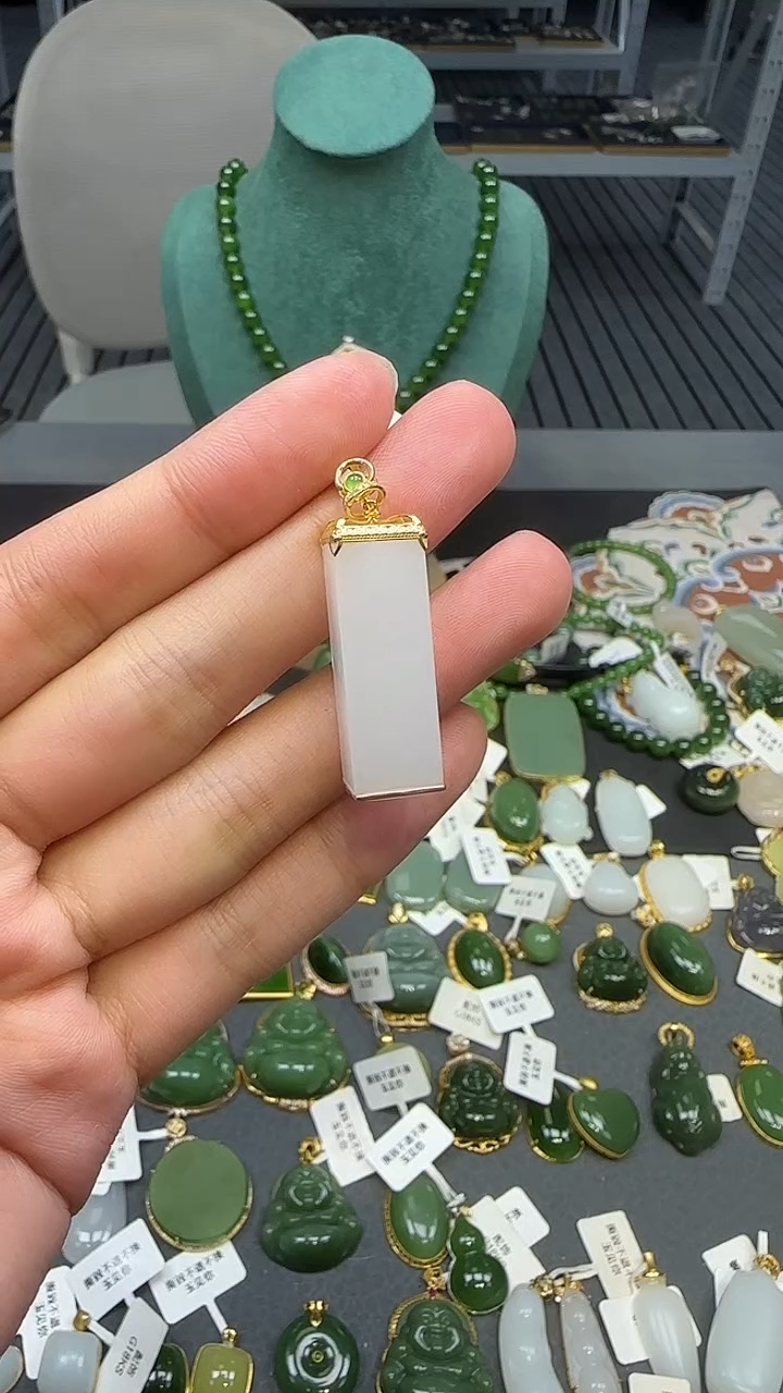 18K金镶嵌和田玉挂件1
