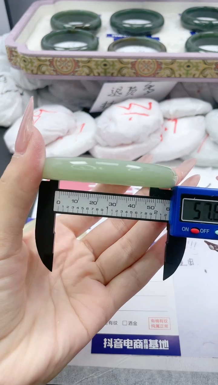 【闪购商品】石英质玉手镯未镶嵌187/58