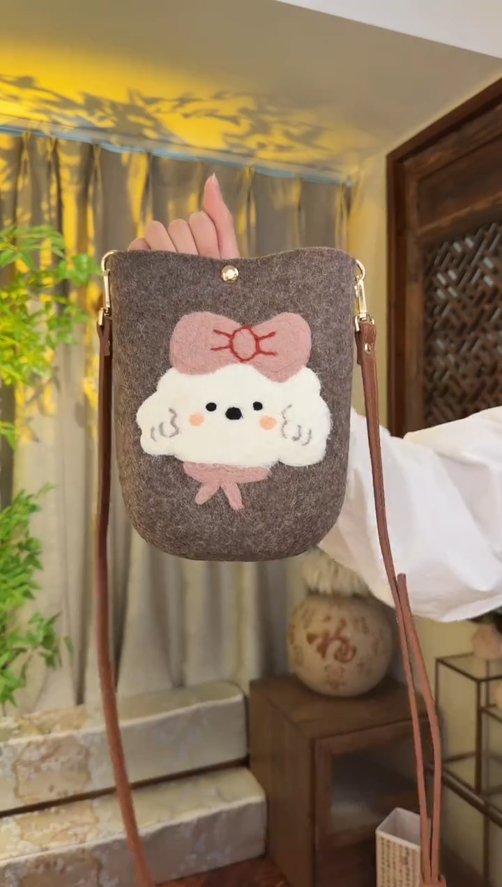 羊毛非遗羊毛毡包 手机包小狗