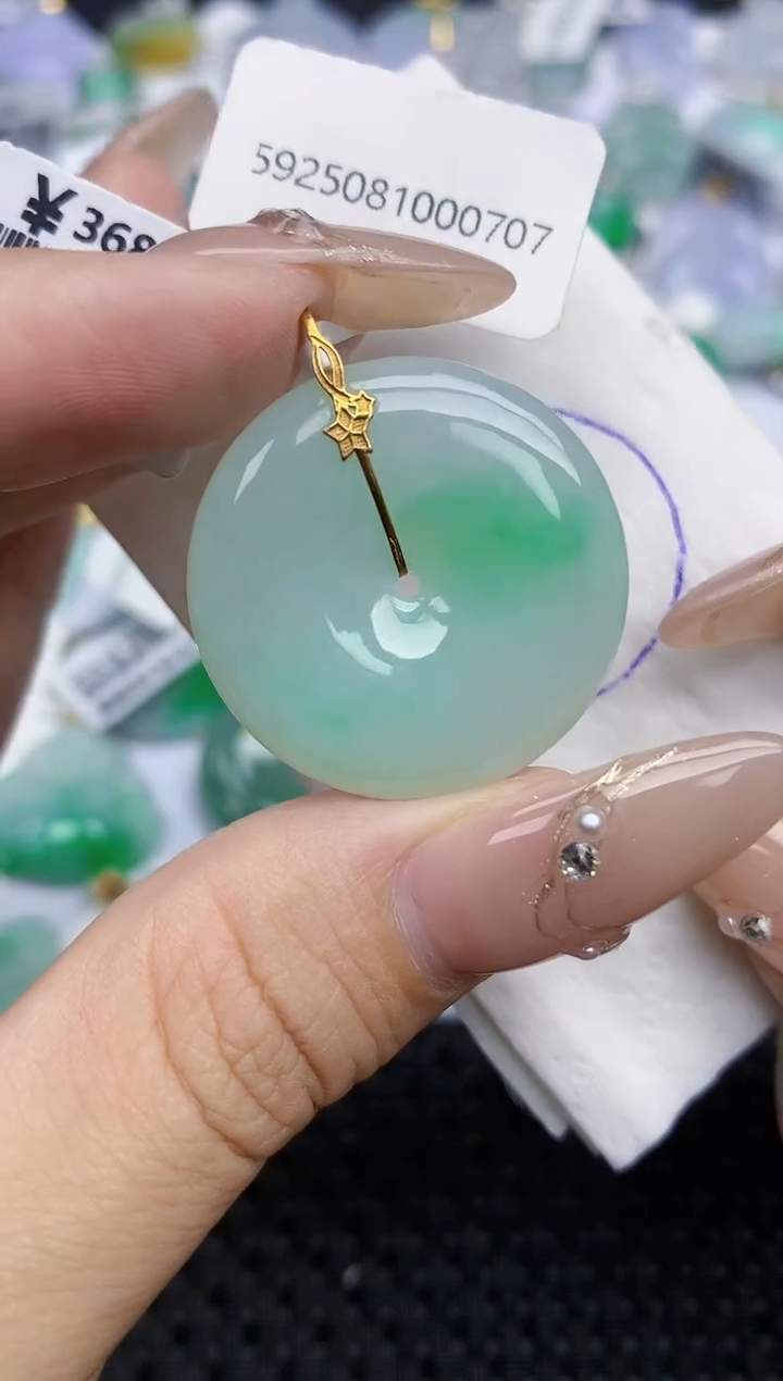 颈饰18K金镶嵌翡翠150   天然翡翠A货  百元以上9米证书费自理