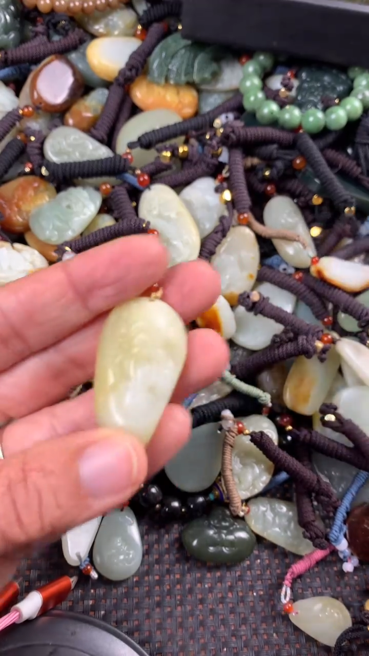 【闪购商品】和田玉颈饰未镶嵌多样性发货没有证书拍一发一有瑕