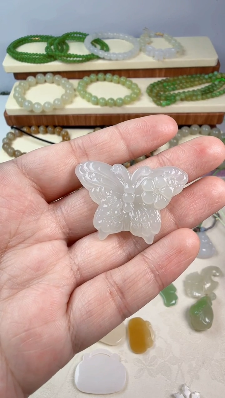 颈饰未镶嵌和田玉几**?蝴蝶