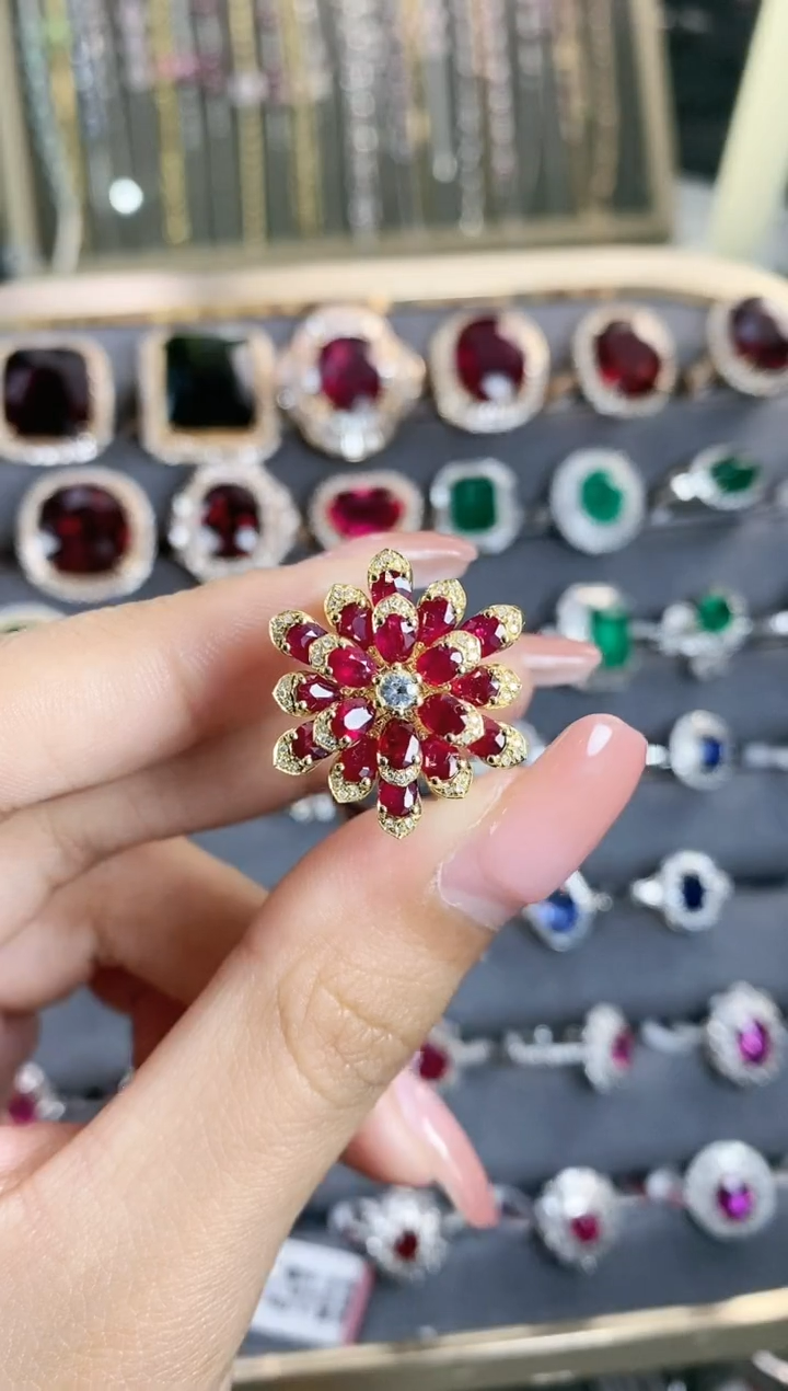 戒指18K金镶嵌红宝石·