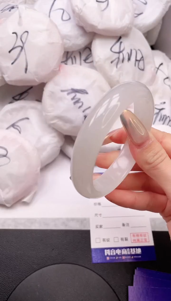 【闪购商品】石英质玉手镯未镶嵌26K225-59