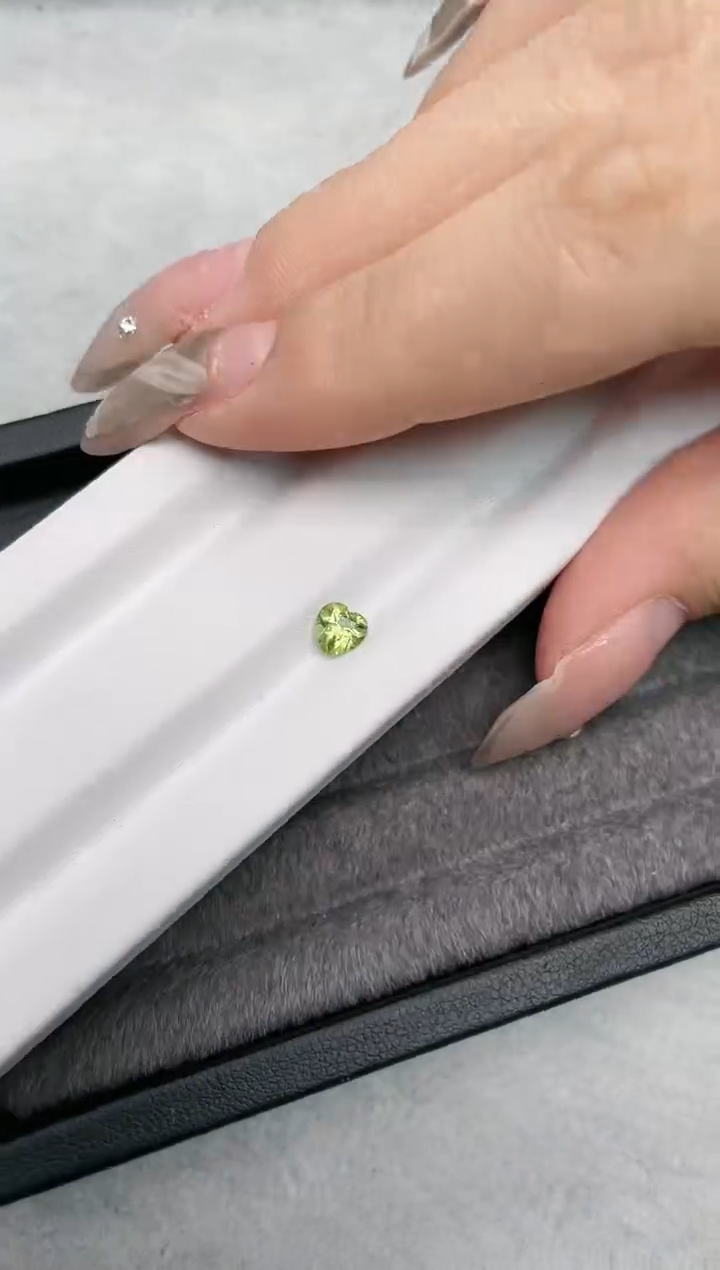 【闪购商品】橄榄石裸石未镶嵌爱心