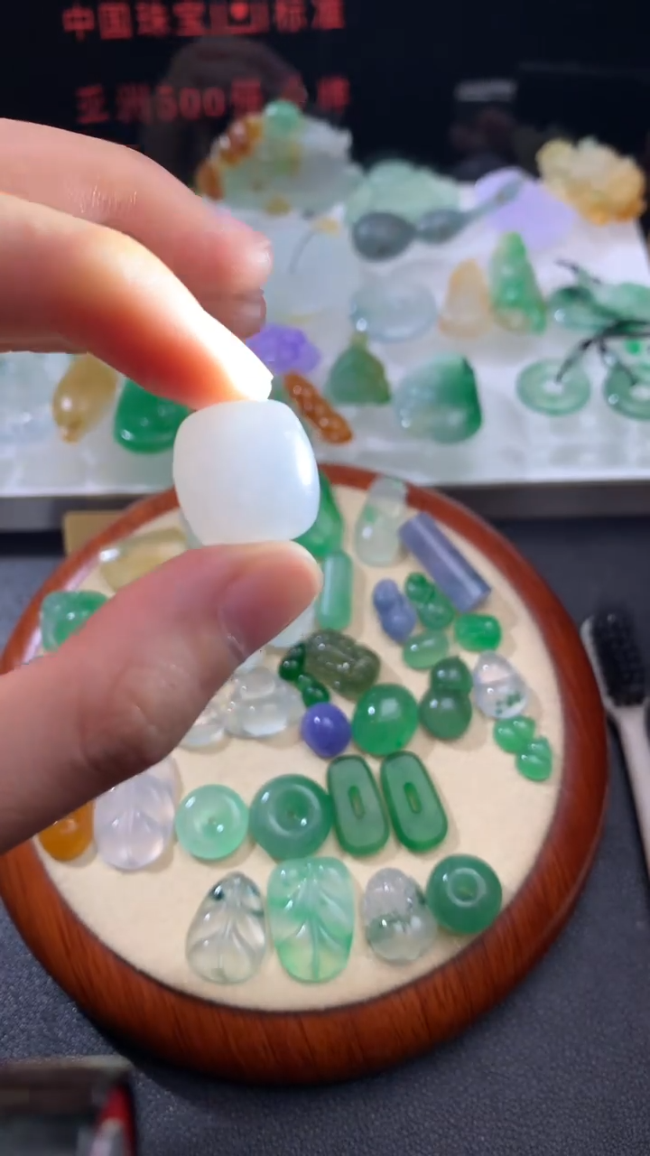 未镶嵌定制翡翠       