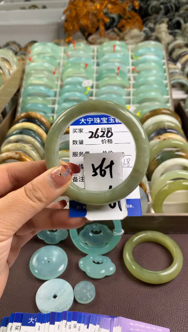 【闪购商品】蛇纹石玉手镯合金2620